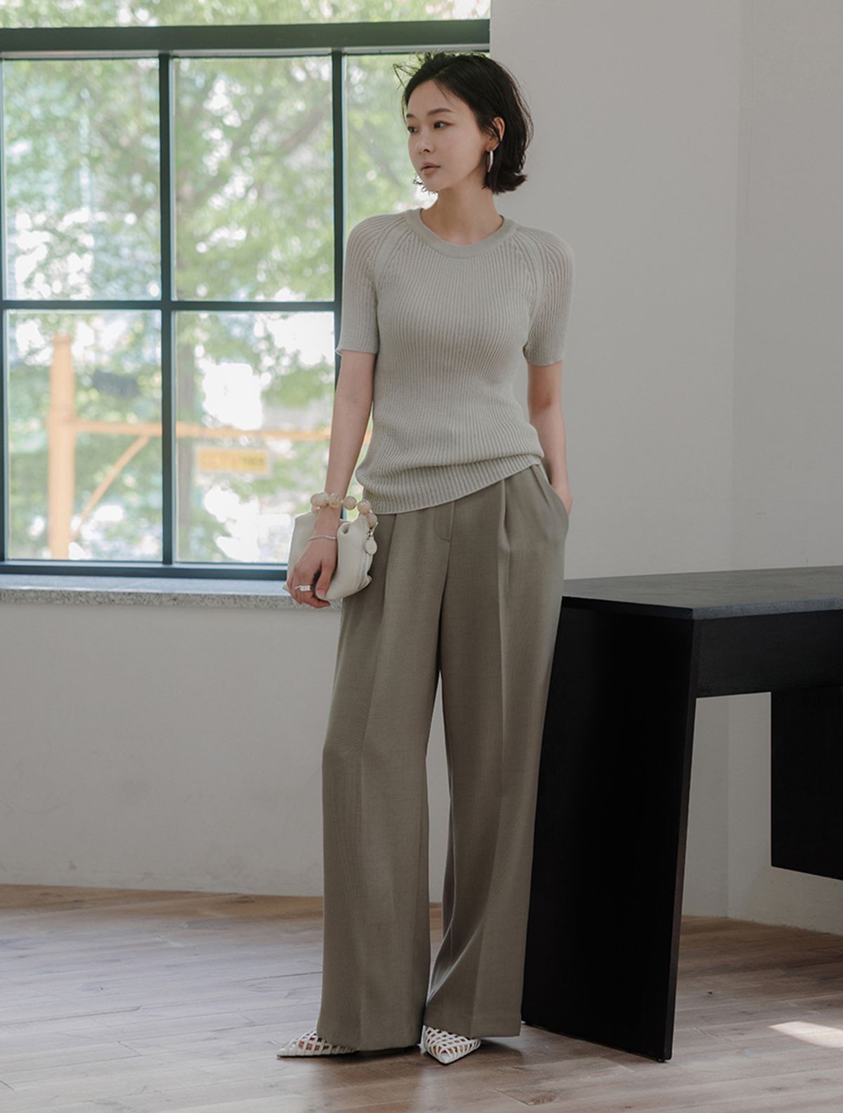 메무아(MEMUA) 웨이브 원턱 세미와이드 슬랙스(카키브라운)