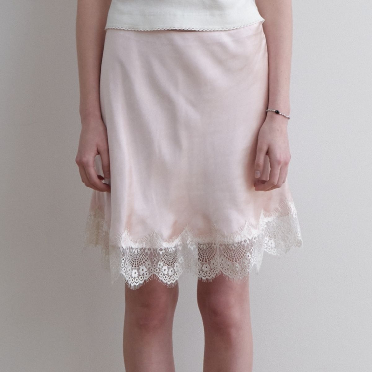 러브미몬스터(LOVE ME MONSTER) Vintage Lace Satin Midi Skirt_Peach Pink (L251MSK010)