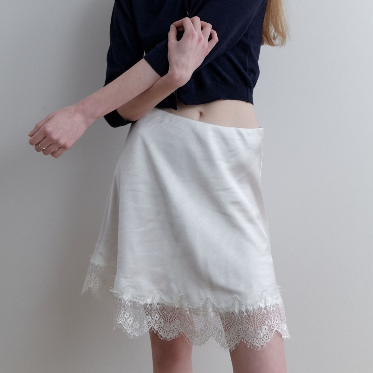 러브미몬스터(LOVE ME MONSTER) Vintage Lace Satin Midi Skirt_White (L251MSK020)