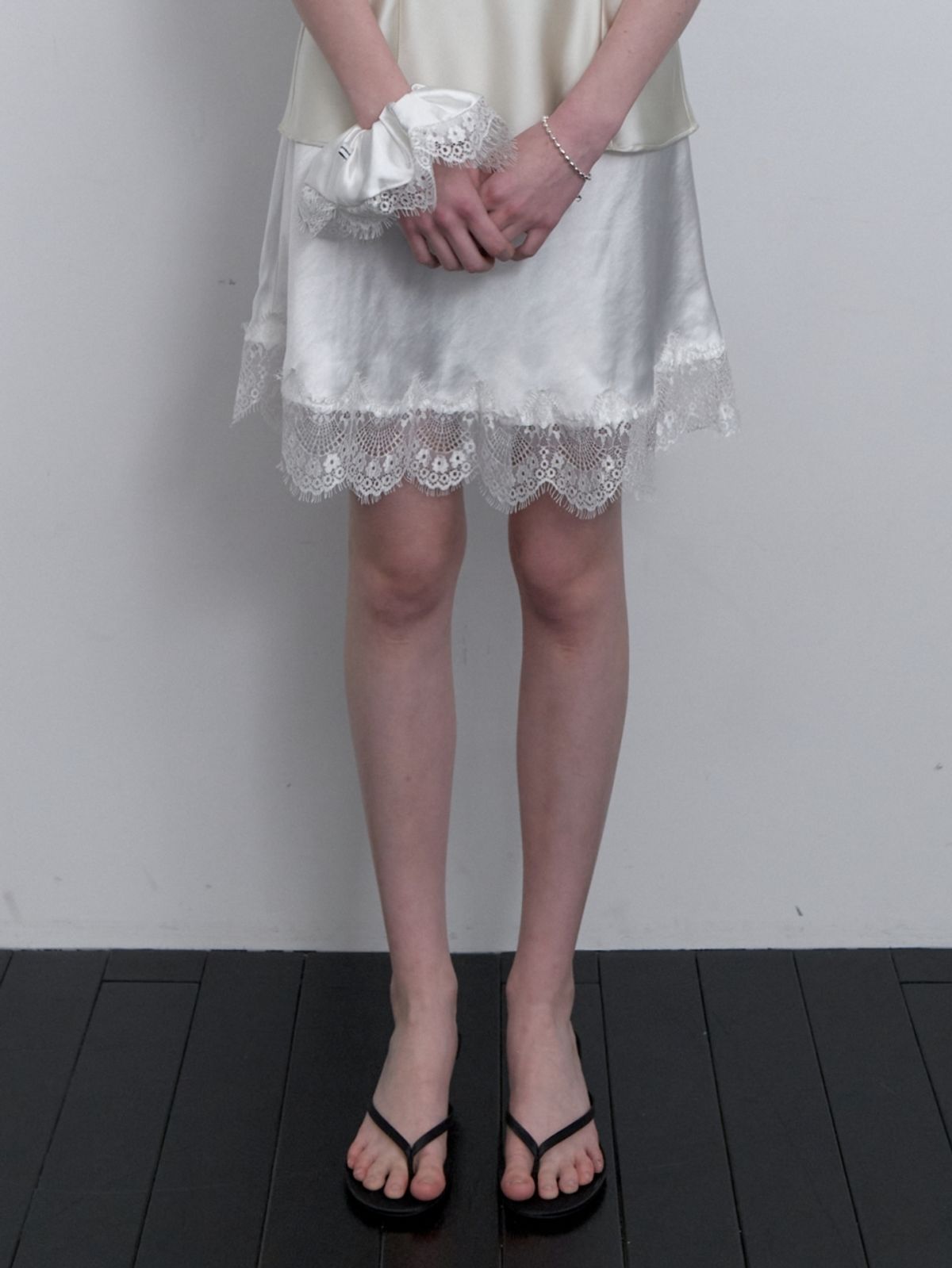 러브미몬스터(LOVE ME MONSTER) Vintage Lace Satin Midi Skirt_White (L251MSK020)
