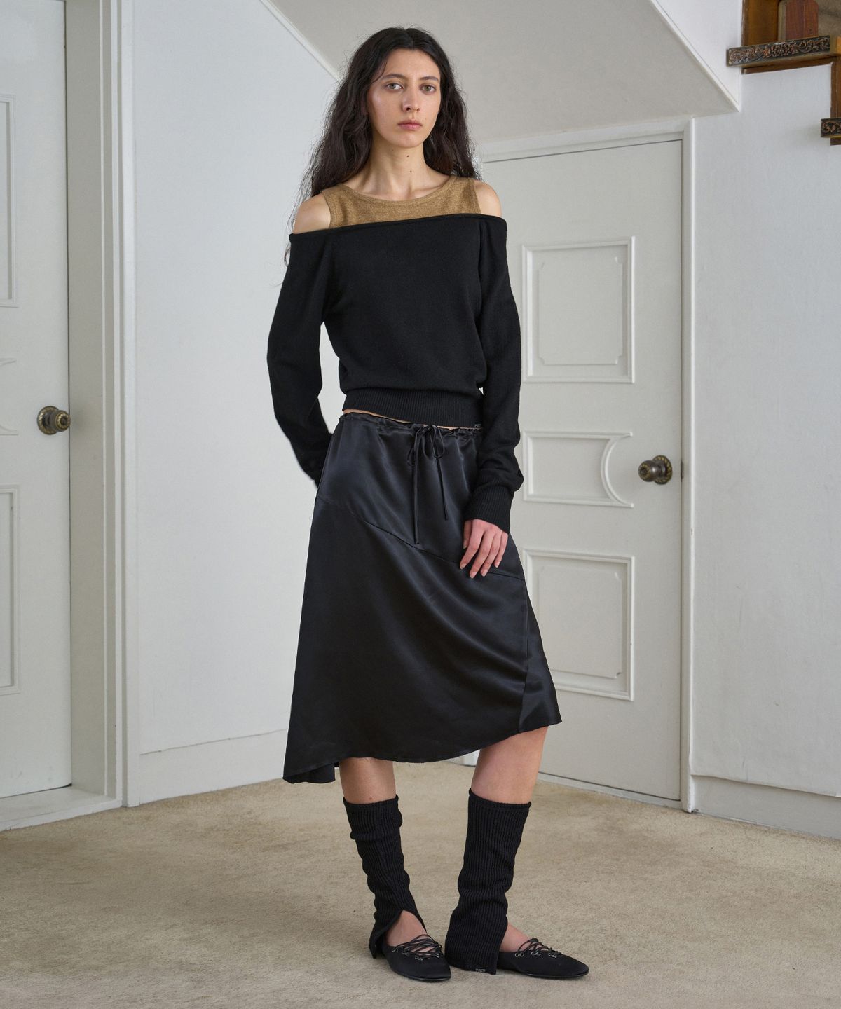 시메트릭 퍼센트(SYMMETRICPERCENT) Asymmetric Satin Skirt / Black