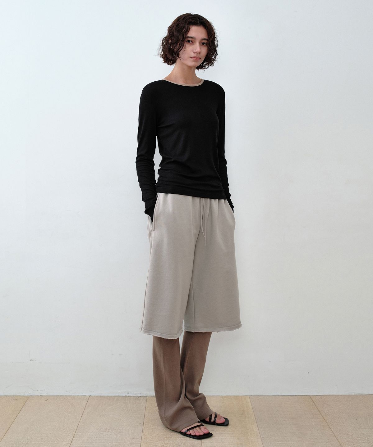 시메트릭 퍼센트(SYMMETRICPERCENT) Bermuda Sweat Pants / Ash Beige