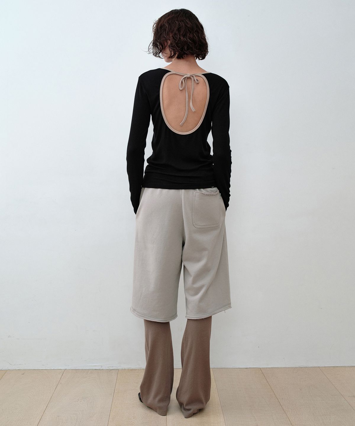 시메트릭 퍼센트(SYMMETRICPERCENT) Bermuda Sweat Pants / Ash Beige