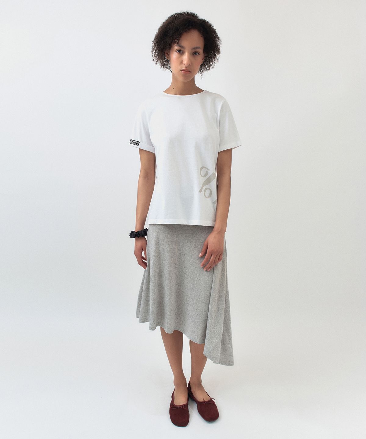 시메트릭 퍼센트(SYMMETRICPERCENT) %% Logo Roll-up T-shirt / White