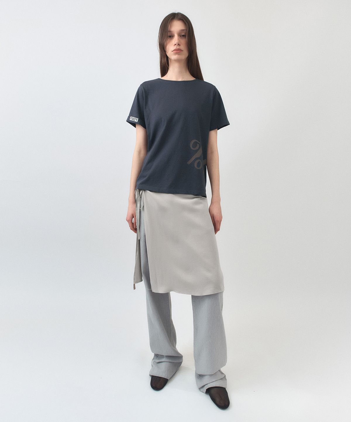 시메트릭 퍼센트(SYMMETRICPERCENT) %% Logo Roll-up T-shirt / Charcoal
