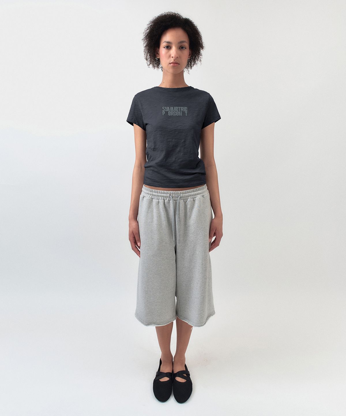 시메트릭 퍼센트(SYMMETRICPERCENT) Plumpy Logo T-shirt / Charcoal