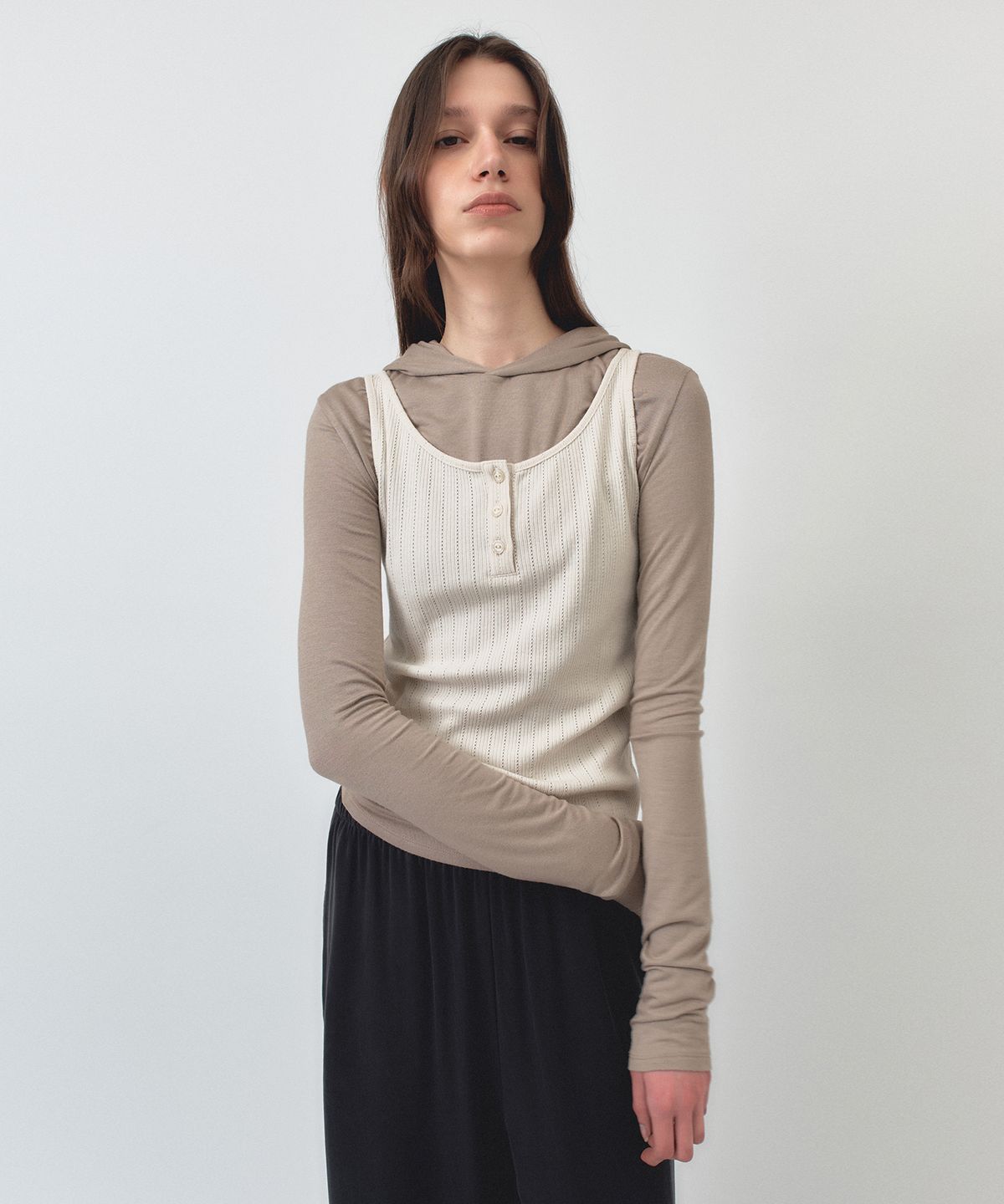 시메트릭 퍼센트(SYMMETRICPERCENT) Henley Neck Sleeveless / Light Beige