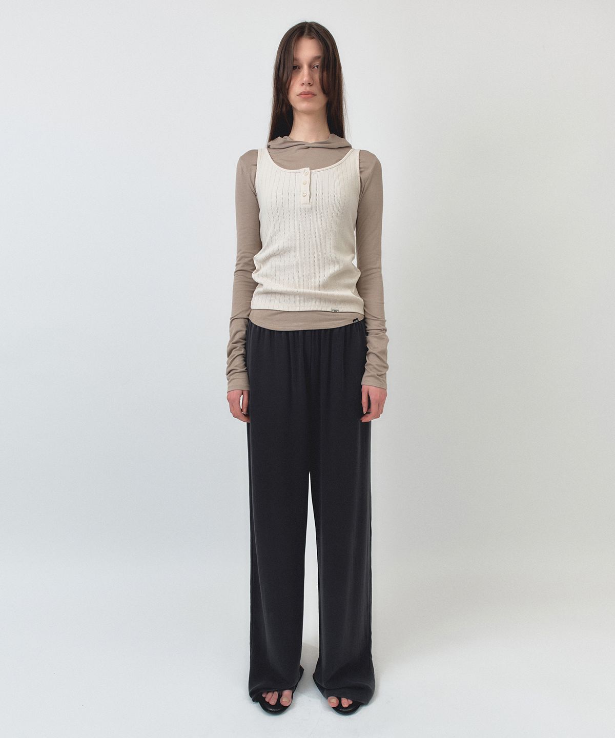 시메트릭 퍼센트(SYMMETRICPERCENT) Henley Neck Sleeveless / Light Beige
