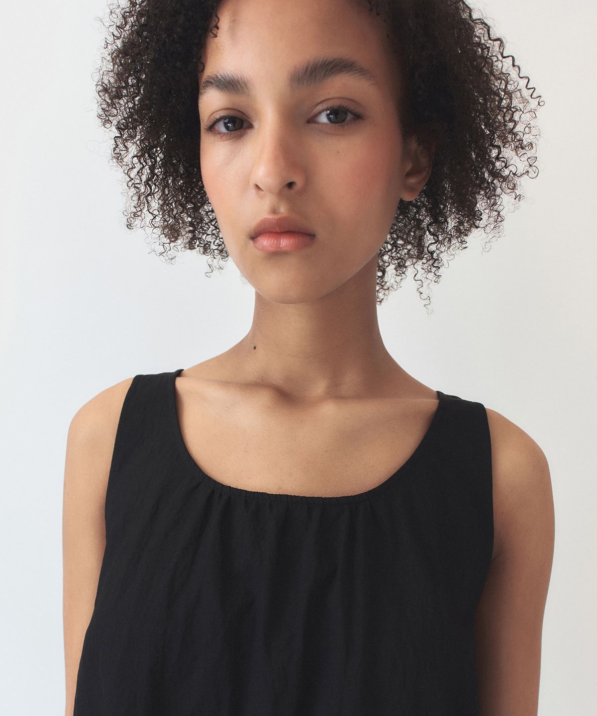 시메트릭 퍼센트(SYMMETRICPERCENT) Shirring Sleeveless Top / Black
