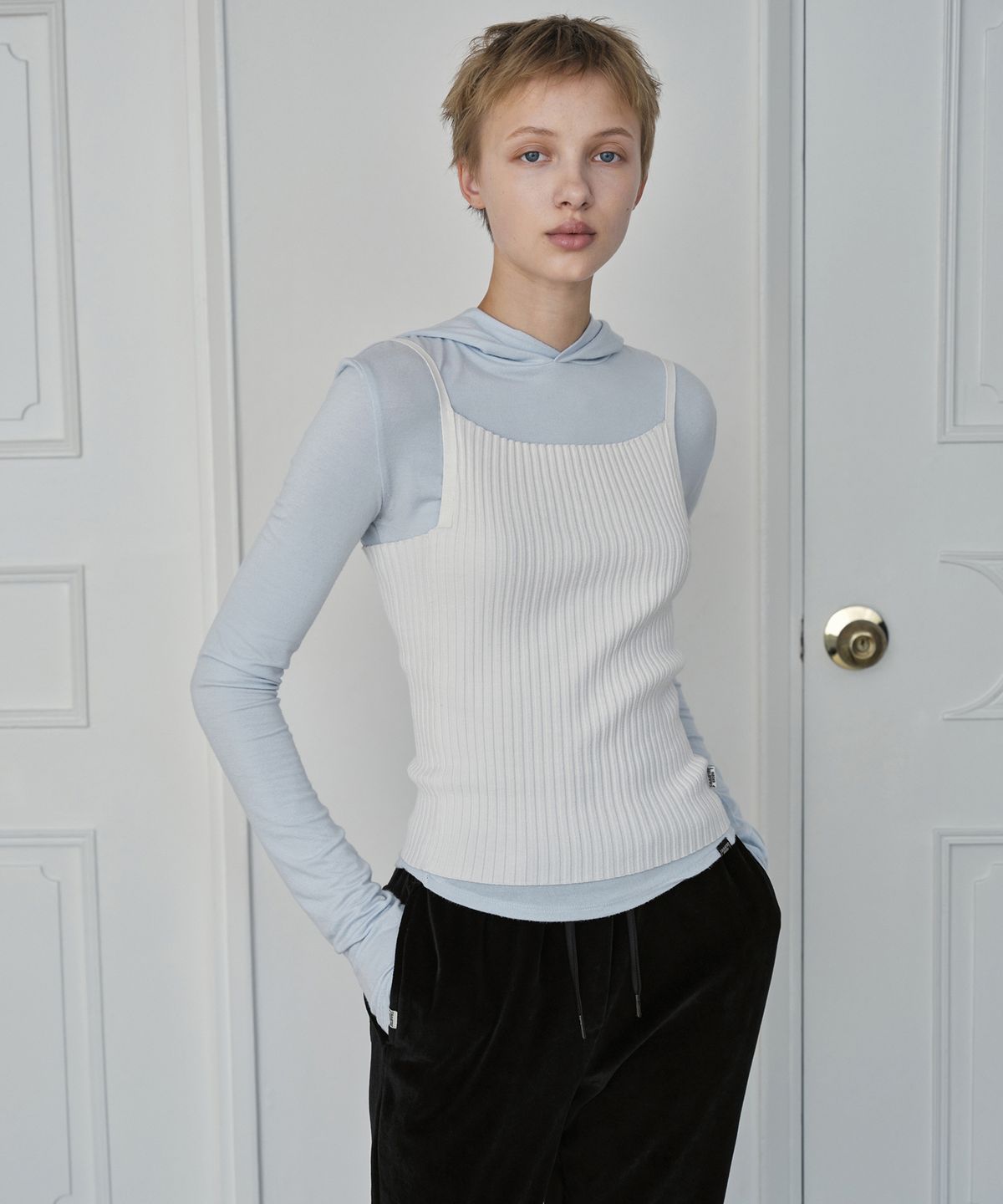 시메트릭 퍼센트(SYMMETRICPERCENT) Square Neck Knit Top / White