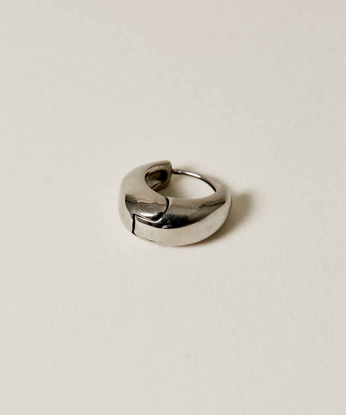 노비스도쿄(NOVICE TOKYO) 미니 컴팩트 오벌 피어스 Mini Compact Oval Pierce / Silver