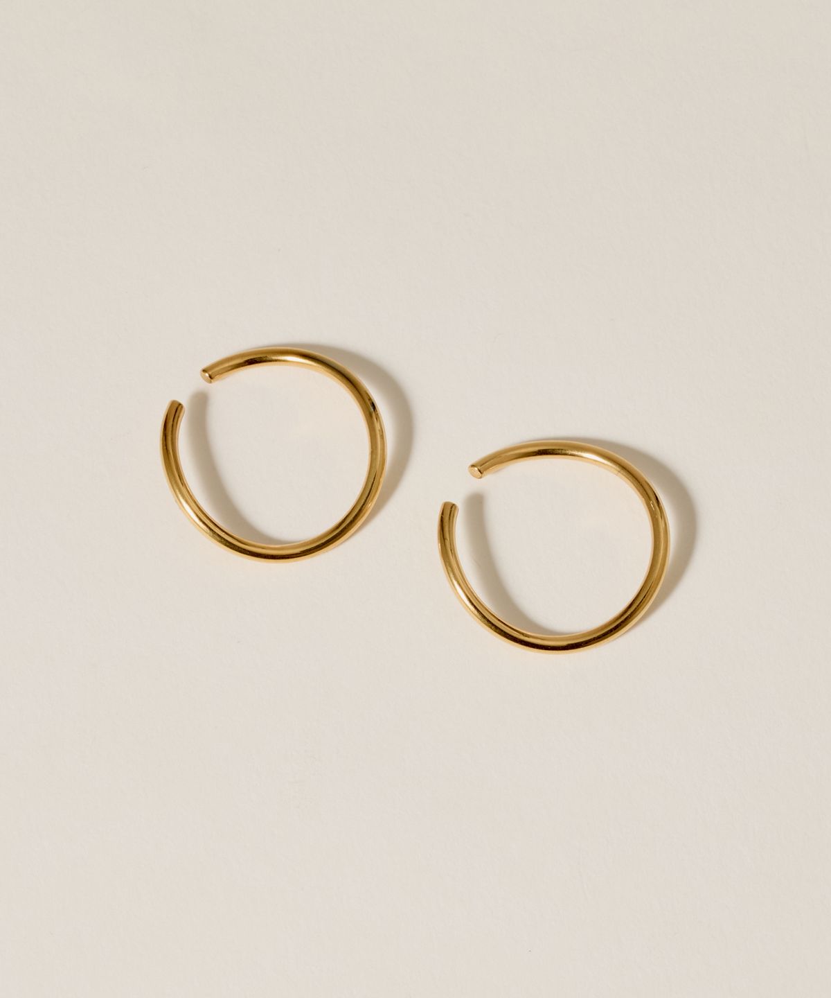 노비스도쿄(NOVICE TOKYO) 뉘앙스  후프 이어커프 써지컬 Nuance Hoop Ear Cuff［Stainless］/ Gold