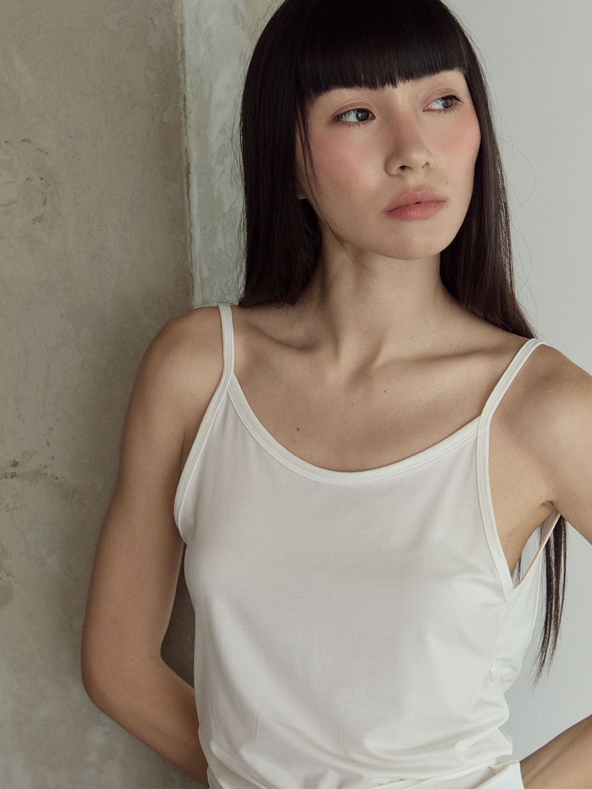 비수스(VISUS) Backless Strap Top_White