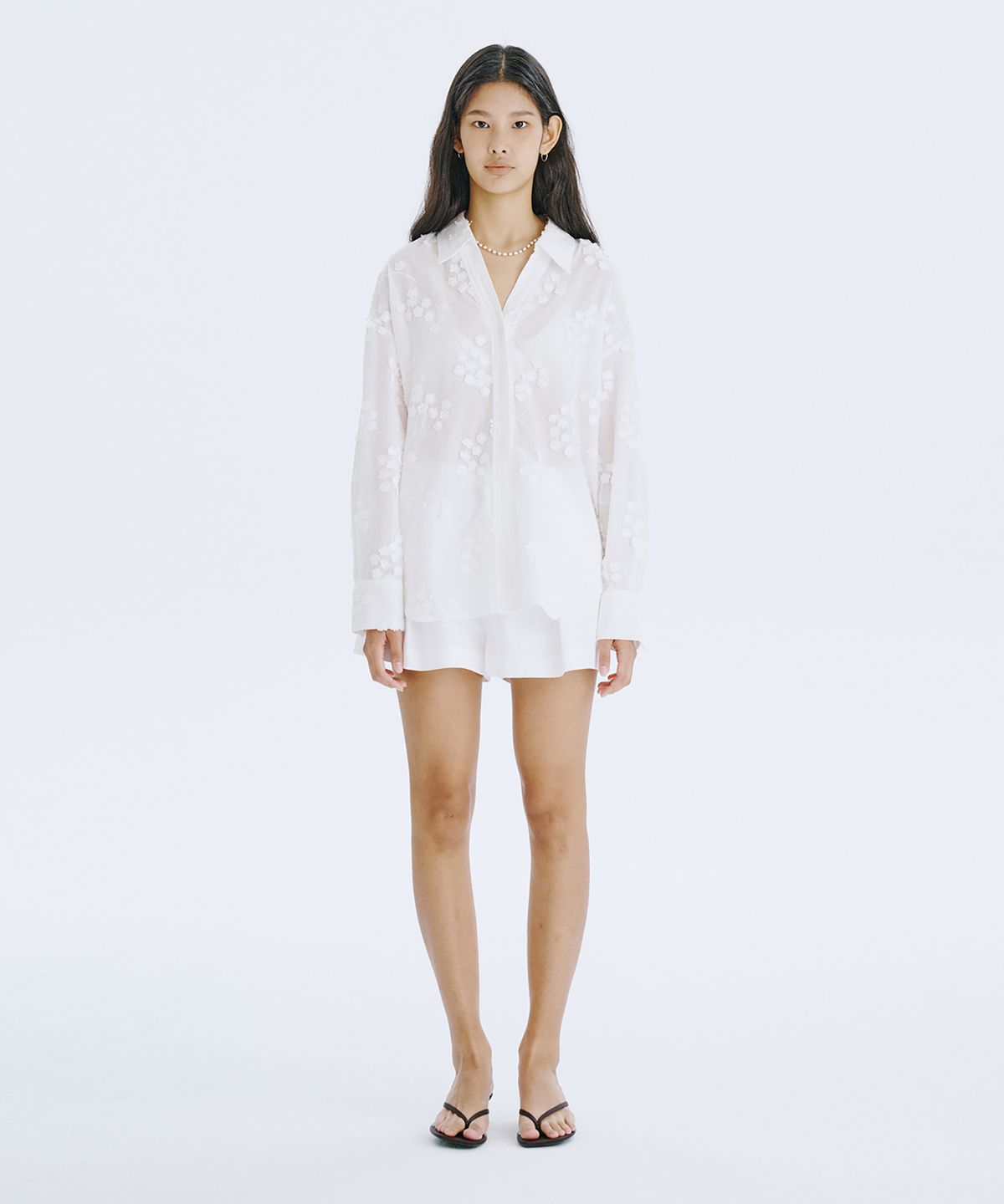 분더캄머(WNDERKAMMER) Applique Embroidery V-neck Shirts_White