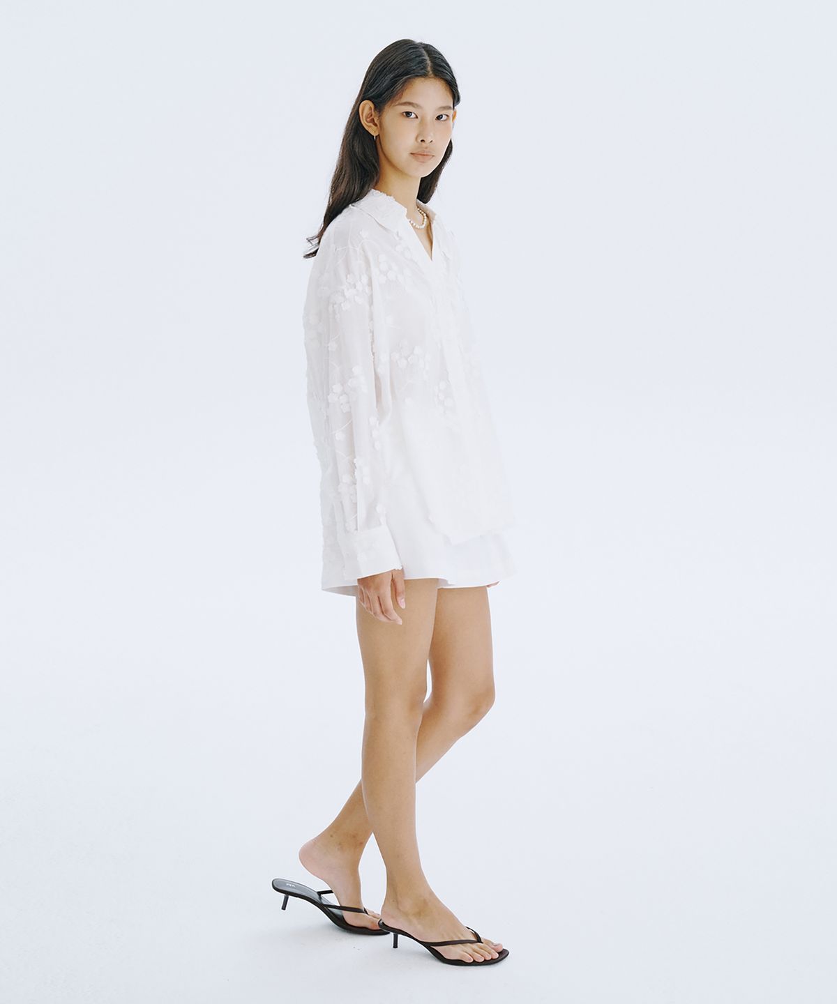 분더캄머(WNDERKAMMER) Applique Embroidery V-neck Shirts_White