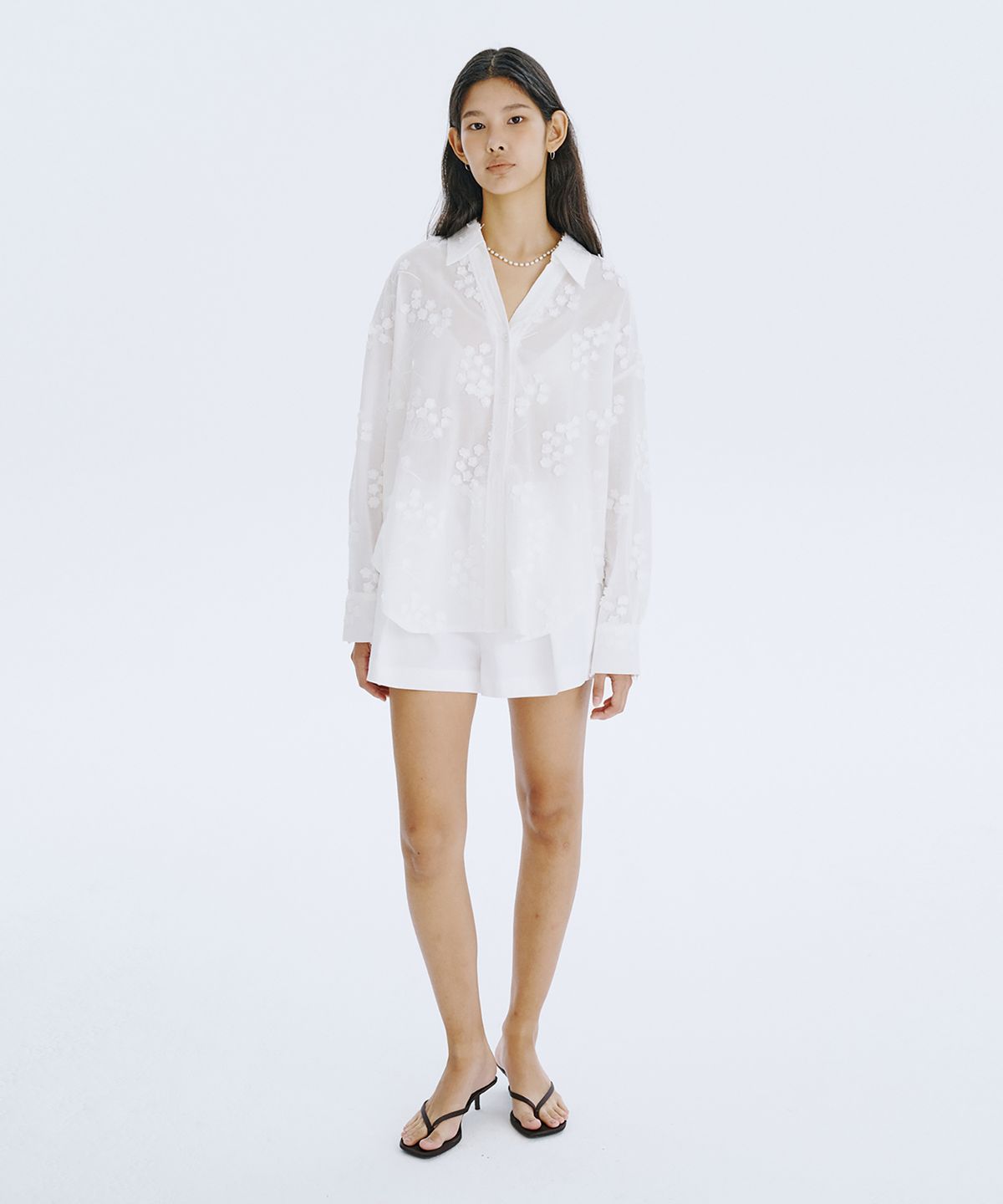 분더캄머(WNDERKAMMER) Applique Embroidery V-neck Shirts_White