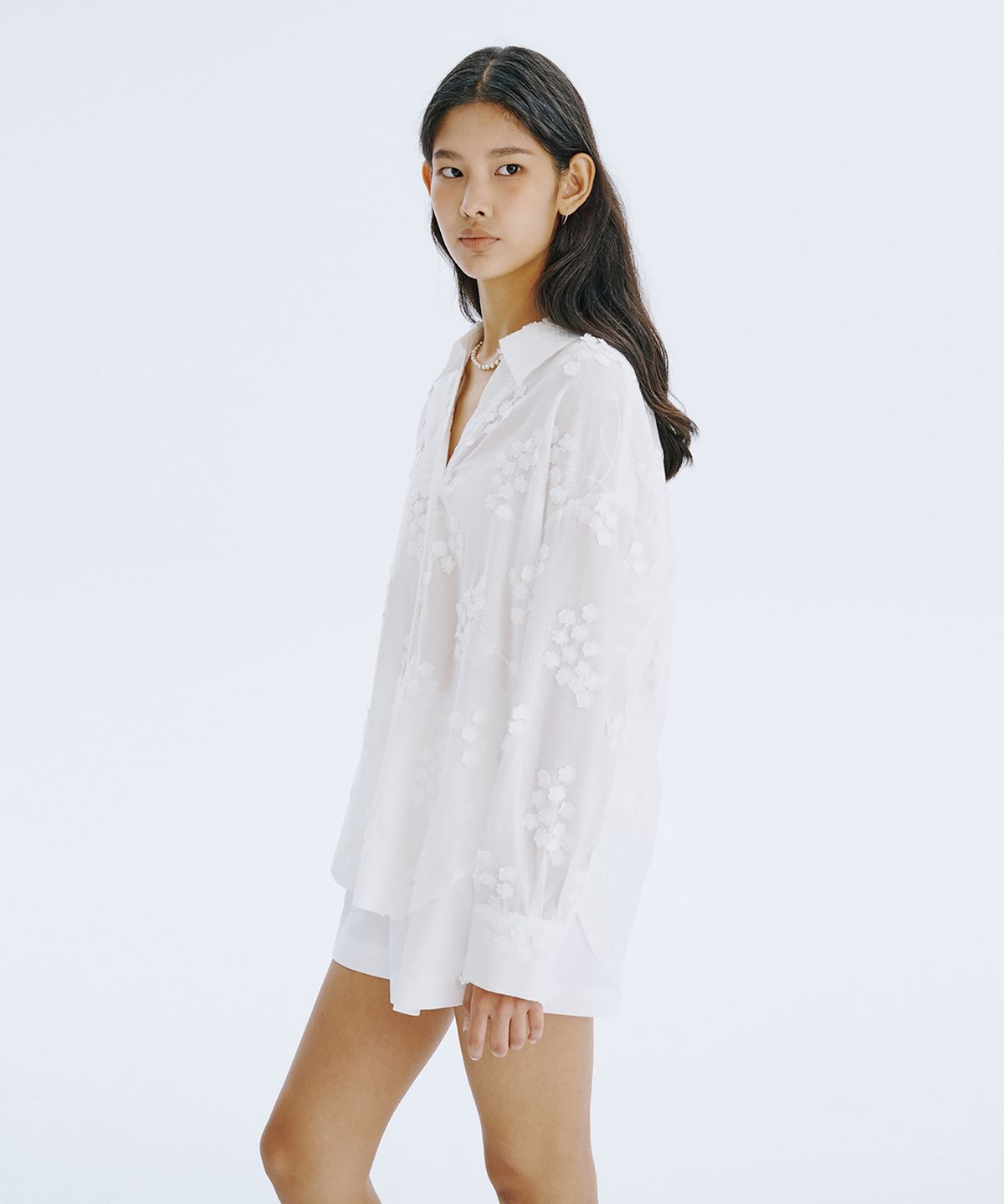 분더캄머(WNDERKAMMER) Applique Embroidery V-neck Shirts_White