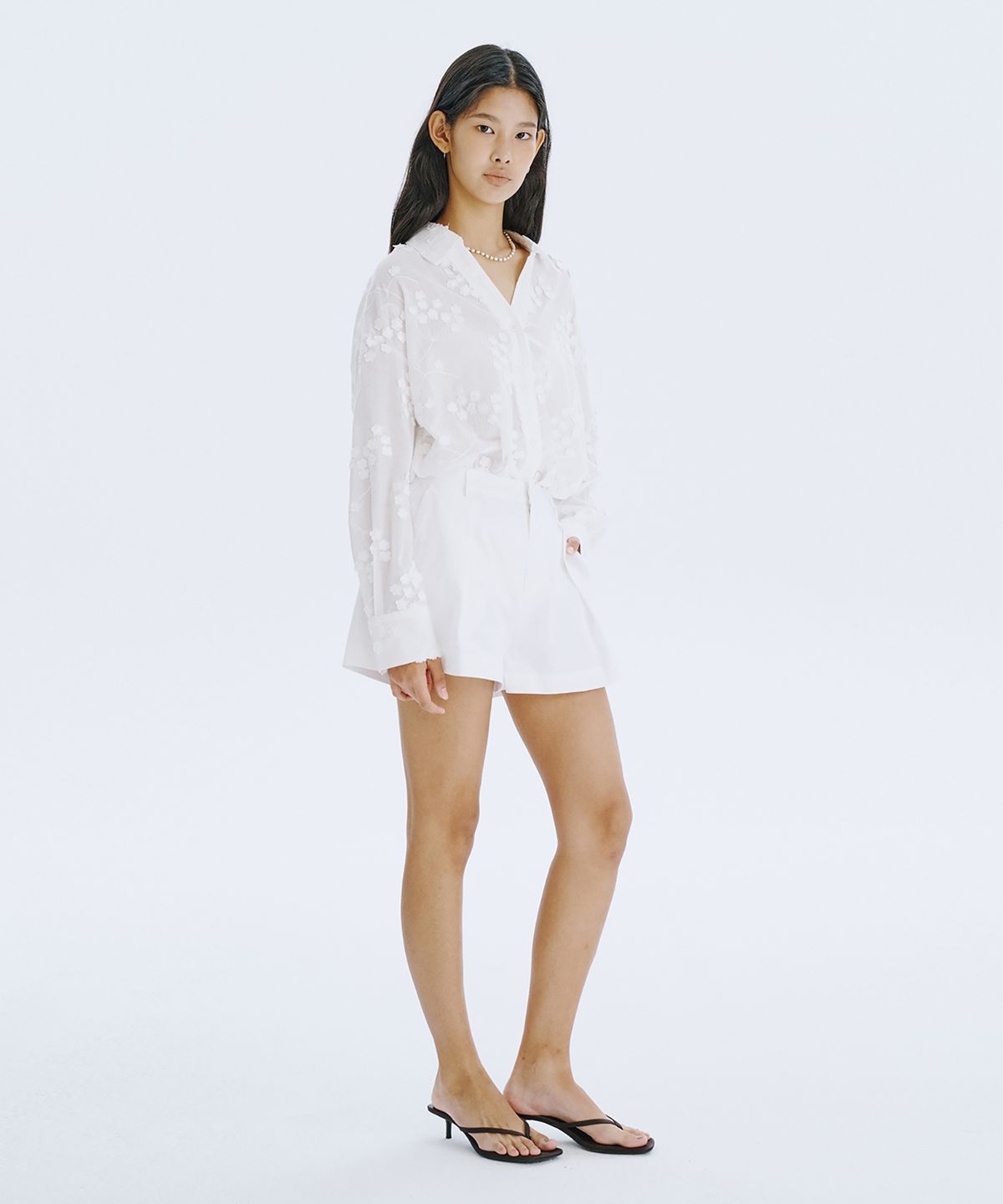 분더캄머(WNDERKAMMER) Applique Embroidery V-neck Shirts_White