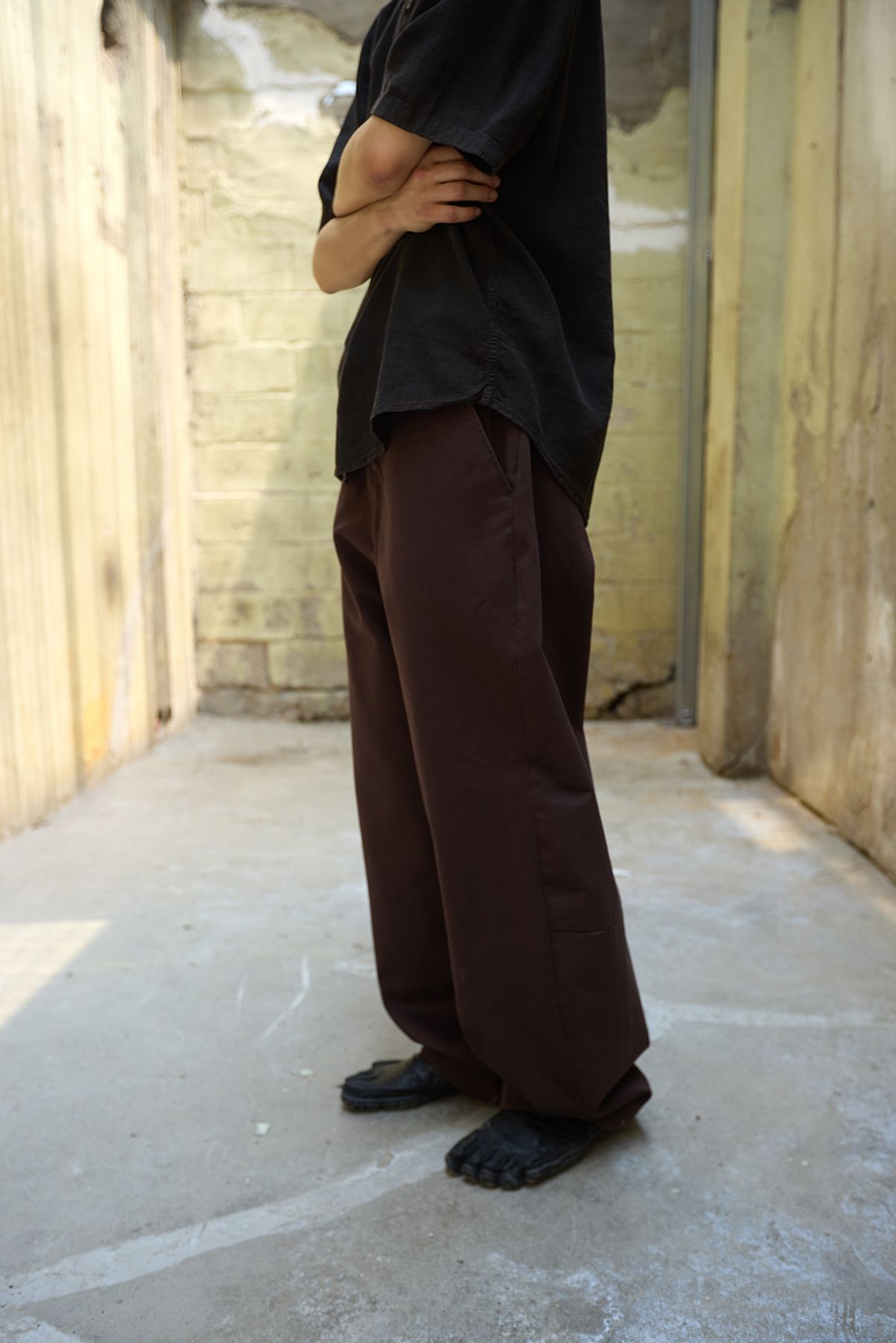 해칭룸(HATCHINGROOM) Curve Chino Pants Dark Burgundy