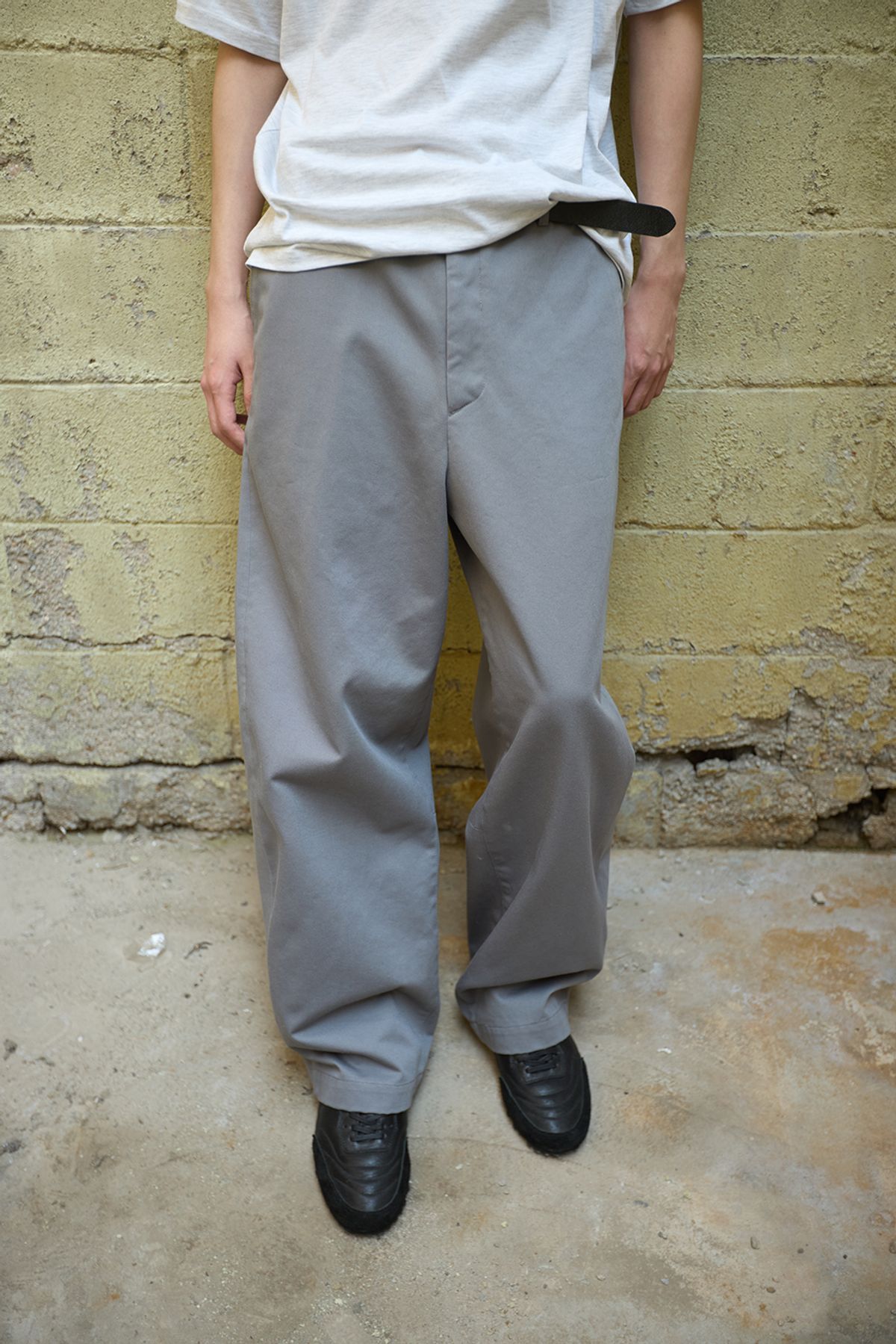 해칭룸(HATCHINGROOM) Curve Chino Pants Grey