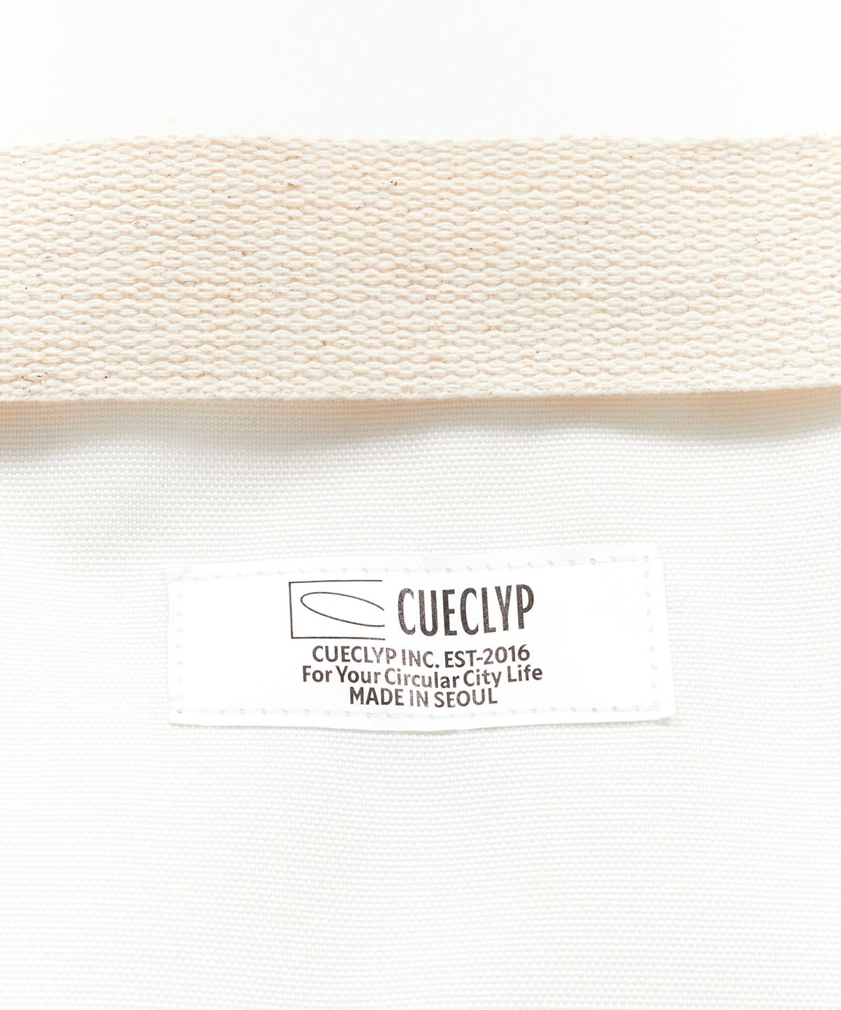 큐클리프(CUECLYP) [Hidden Worker] Basic Cross Bag (White)