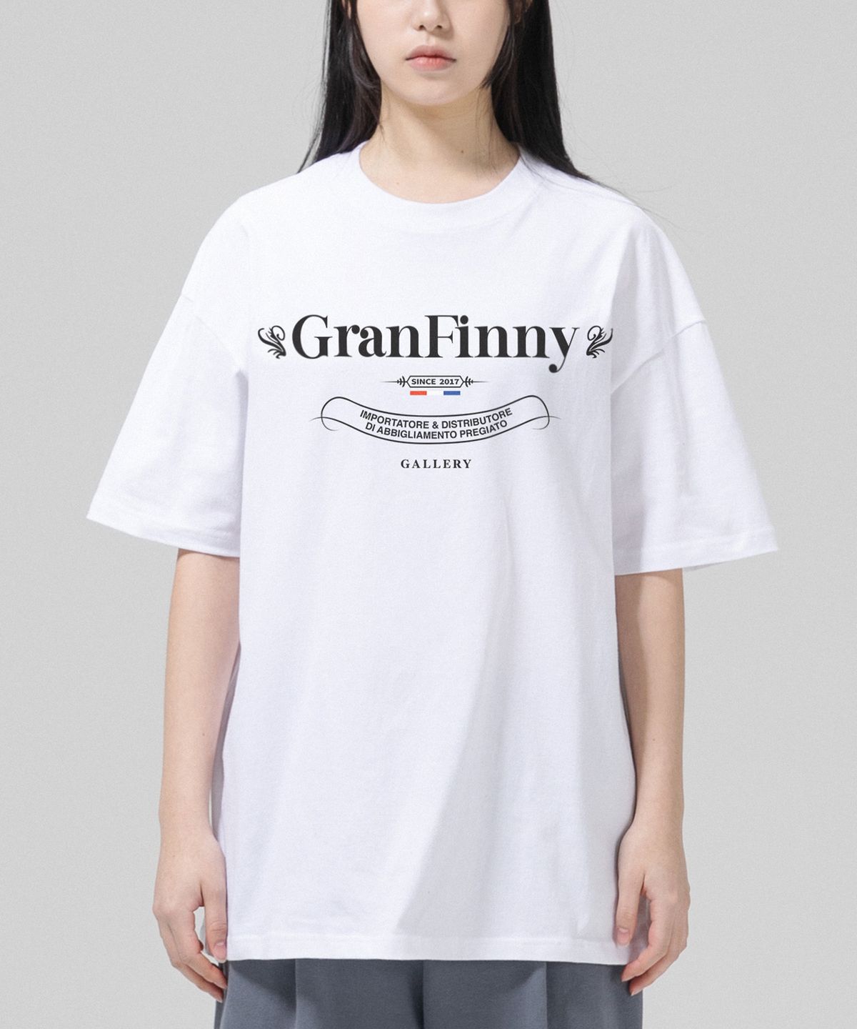 그랜피니(GRANFINNY) 클래식 로고 오버핏 반팔티-화이트