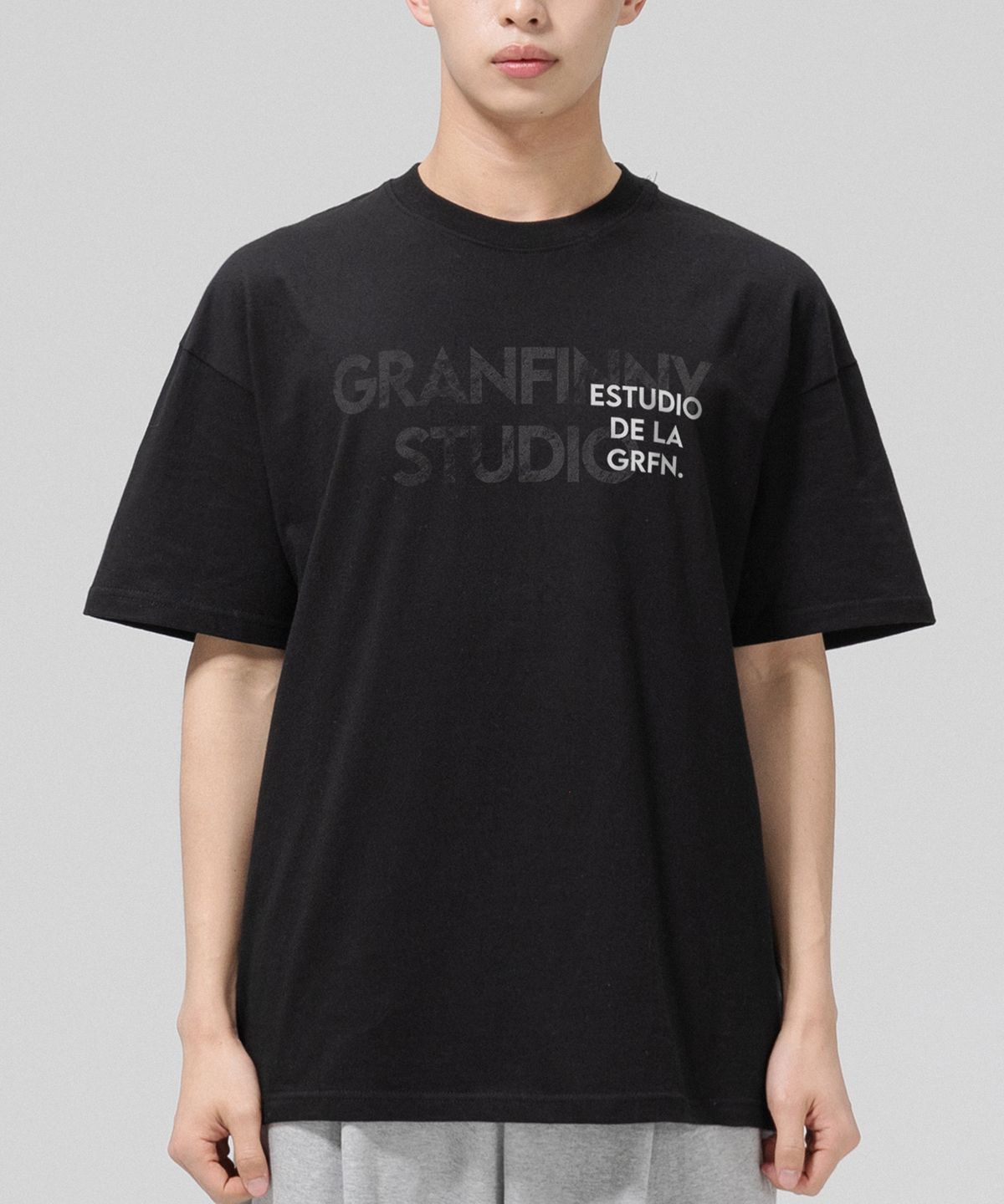 그랜피니(GRANFINNY) 스튜디오 오버핏 반팔티-블랙