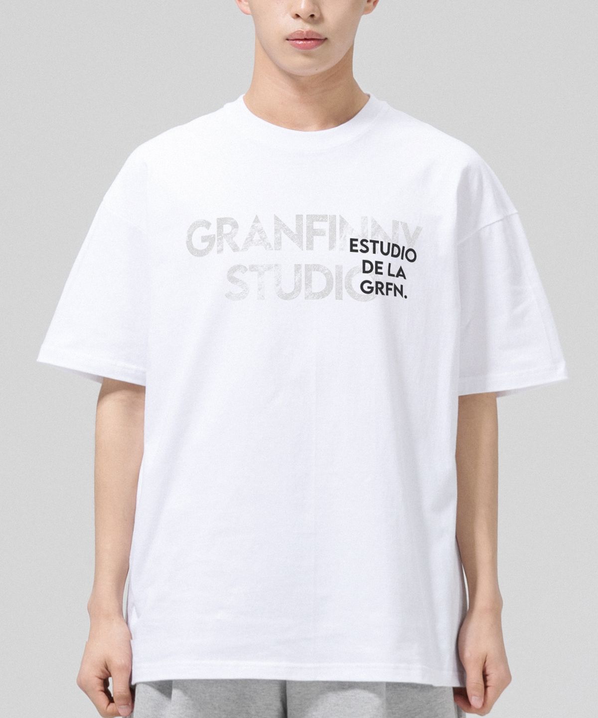 그랜피니(GRANFINNY) 스튜디오 오버핏 반팔티-화이트