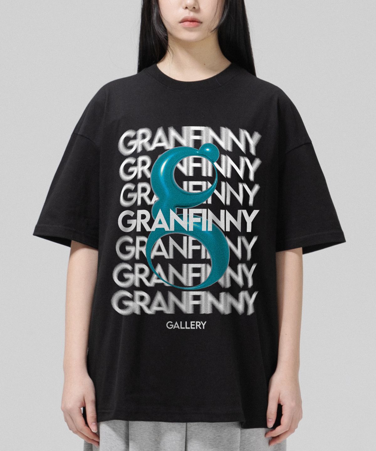 그랜피니(GRANFINNY) 키네틱 타이포 오버핏 반팔티-블랙