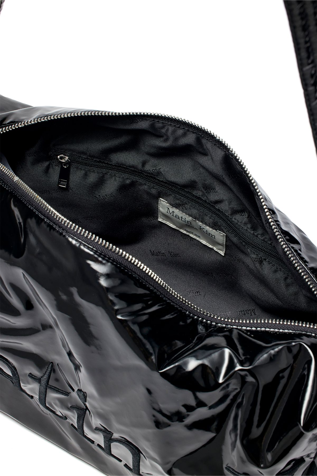 MUSINSA公式 | MATIN KIM GLOSSY LOGO STITCH CROSS BAG IN BLACK