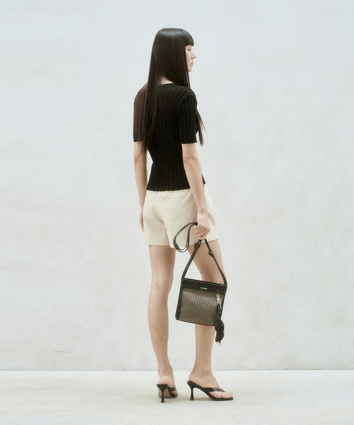 리이(RE RHEE) HALF SLEEVE RIBBED TOP BLACK