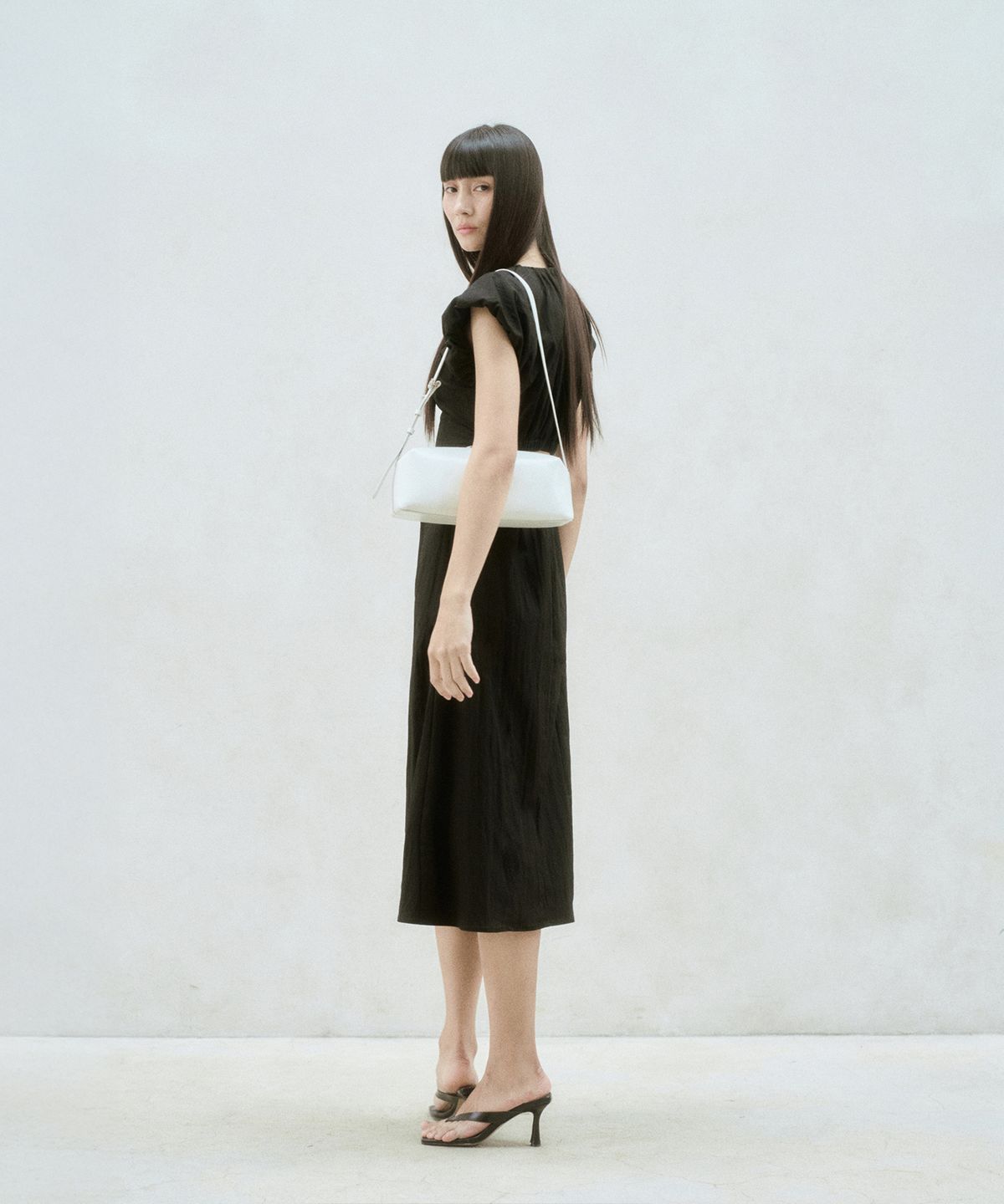 리이(RE RHEE) BAGUETTE COWHIDE SHOULDER BAG MIST