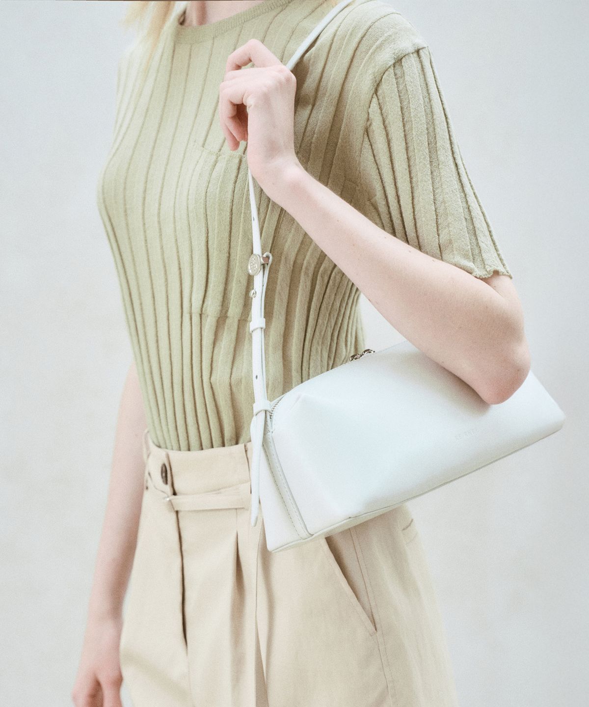 리이(RE RHEE) BAGUETTE COWHIDE SHOULDER BAG MIST