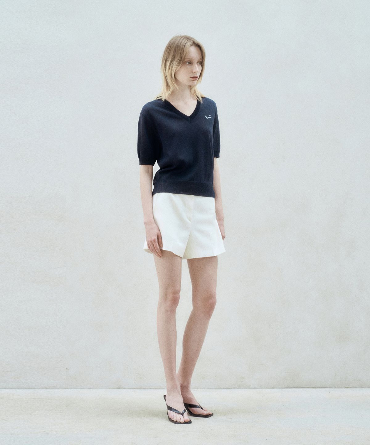 리이(RE RHEE) V NECK LOGO EMBROIDERED KNIT TOP NAVY