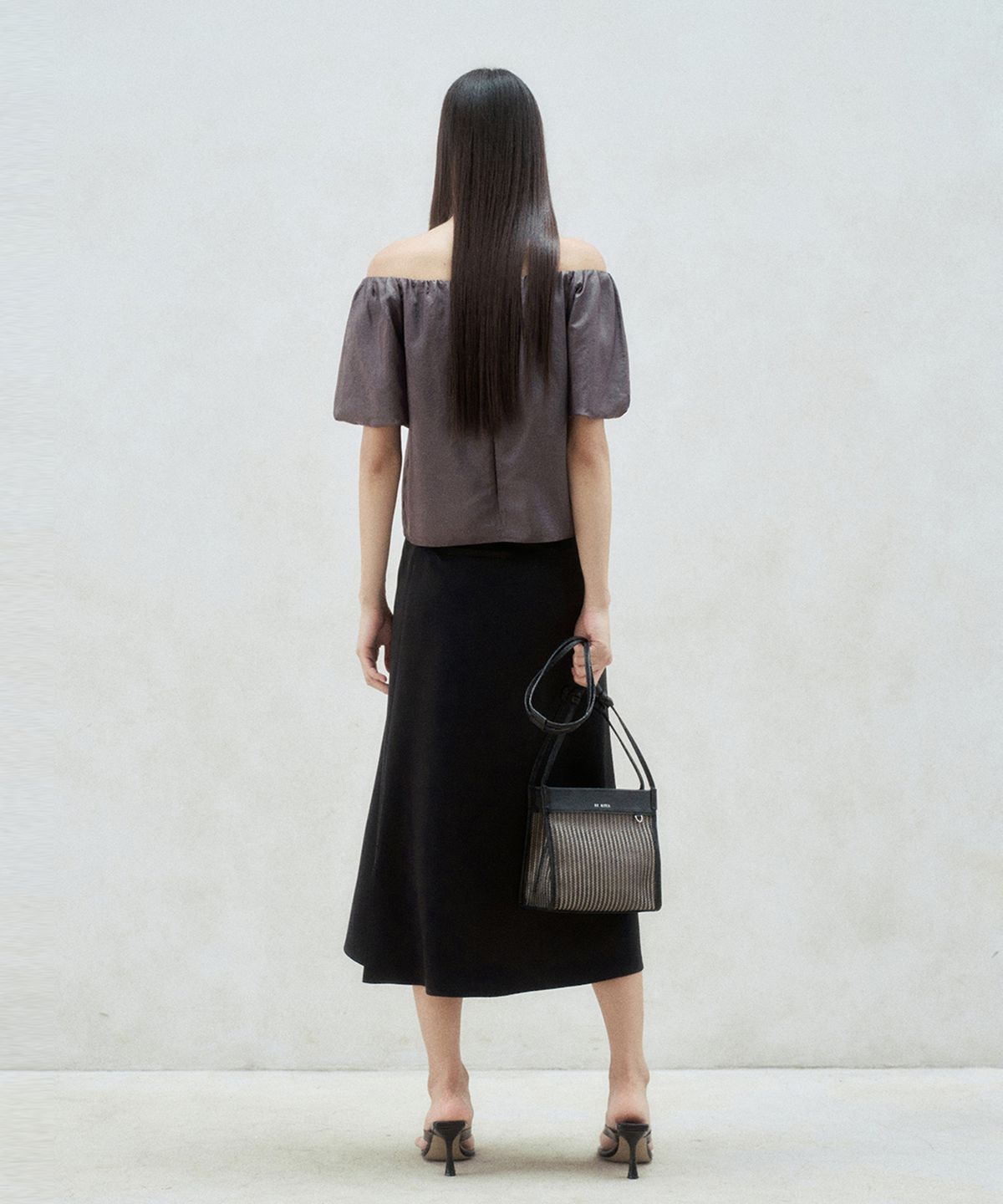 리이(RE RHEE) OFF SHOULDER PUFF SLEEVE BLOUSE COCOA BROWN
