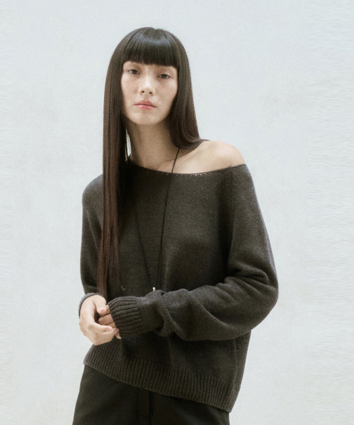 리이(RE RHEE) ROUND NECK SHEER KNIT TOP CHARCOAL GRAY