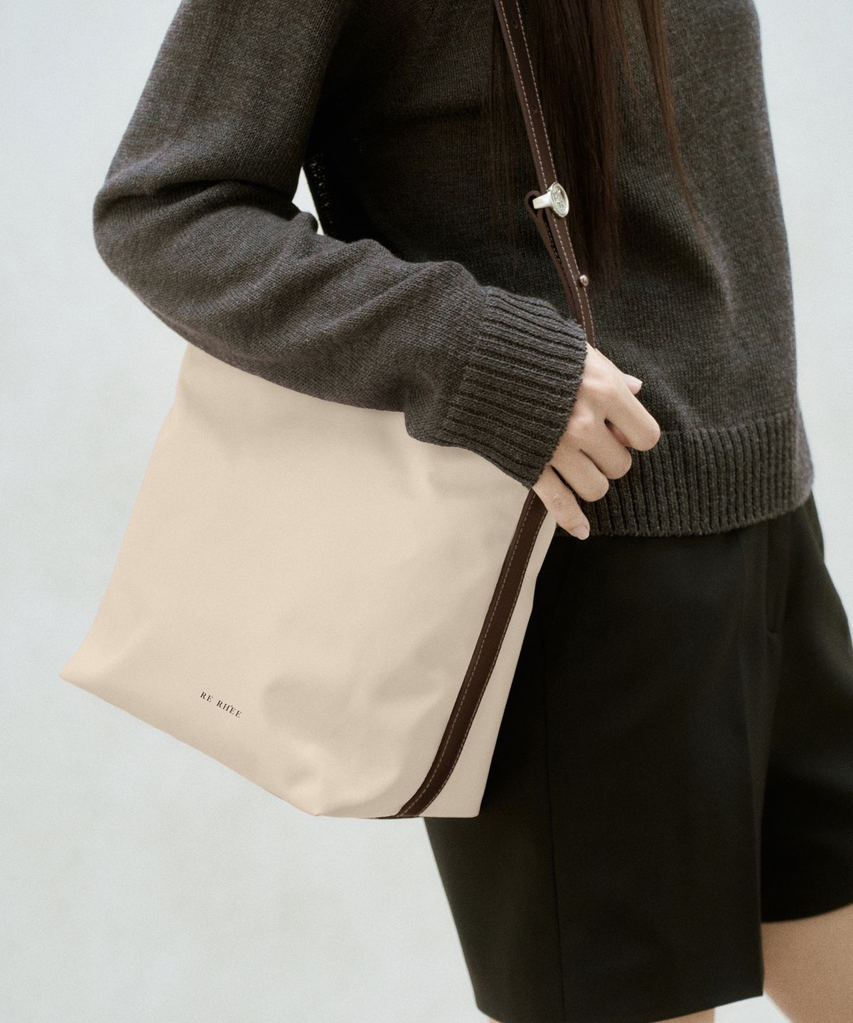 리이(RE RHEE) SQUARE NYLON SHOULDER BAG IVORY BEIGE