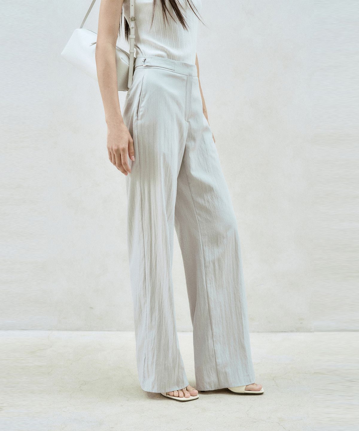 리이(RE RHEE) SIDE BUCKLE DETAIL WIDE LEG TROUSER