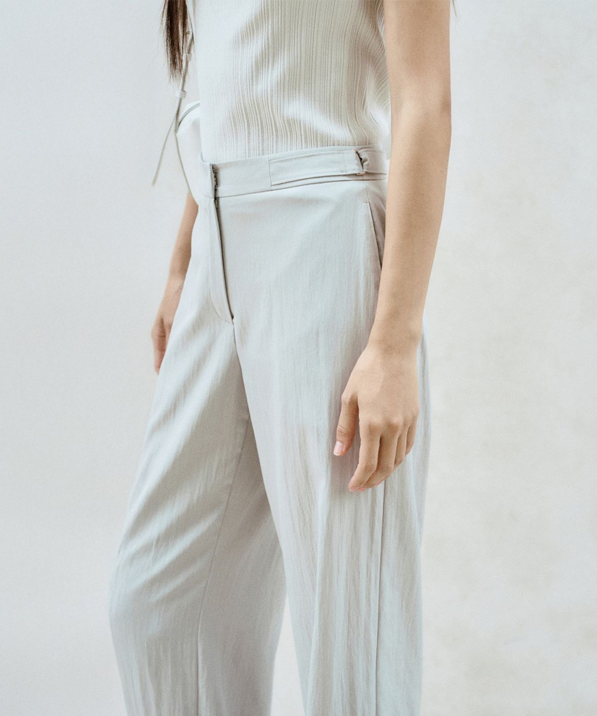 리이(RE RHEE) SIDE BUCKLE DETAIL WIDE LEG TROUSER