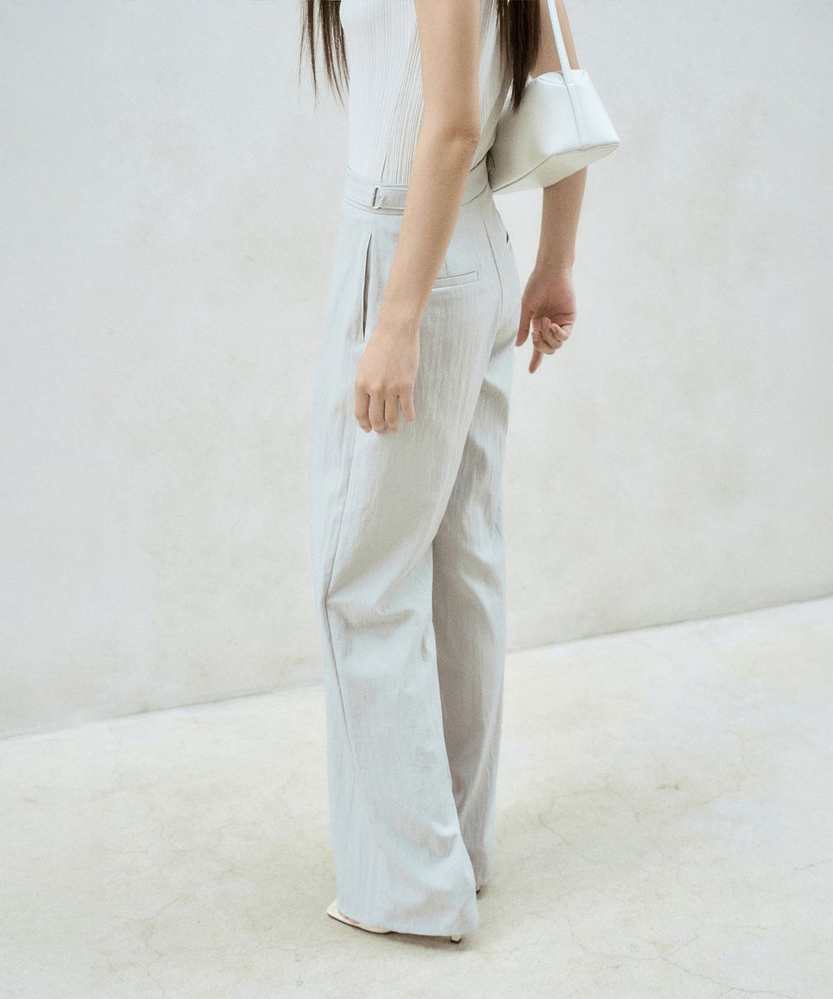 리이(RE RHEE) SIDE BUCKLE DETAIL WIDE LEG TROUSER
