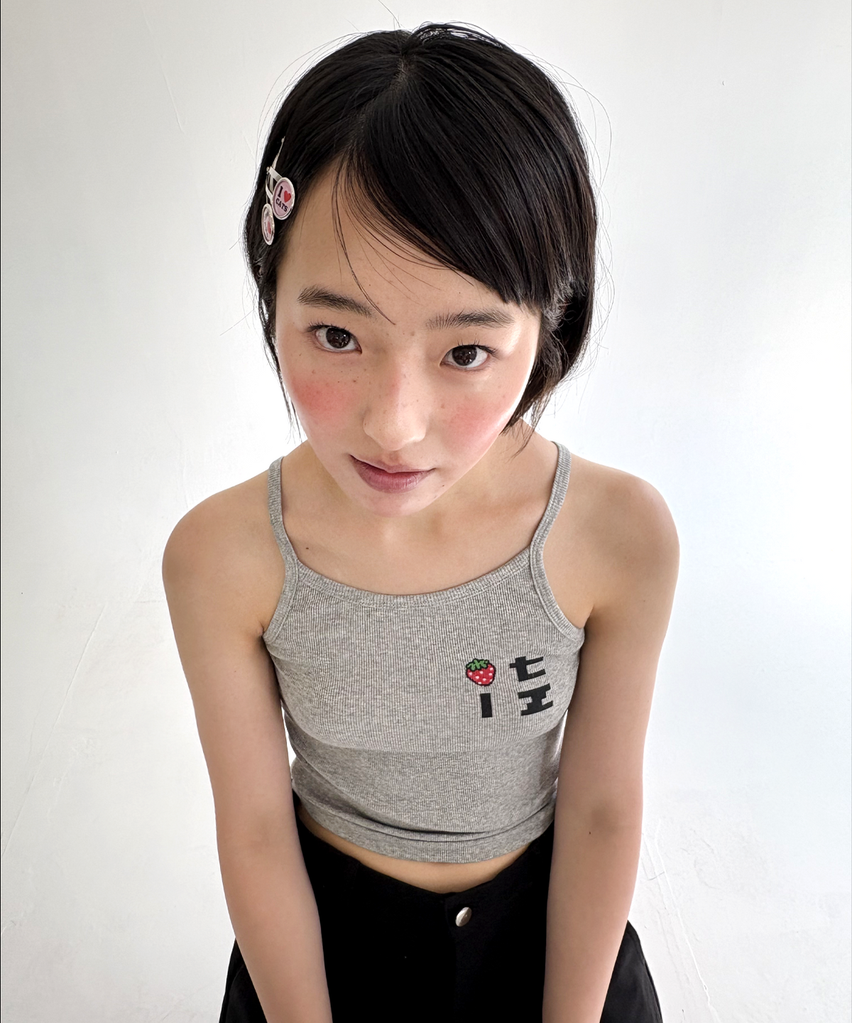 잇자바이브(ITZAVIBE) PIXEL ITZ STRAWBERRY SLEEVELESS