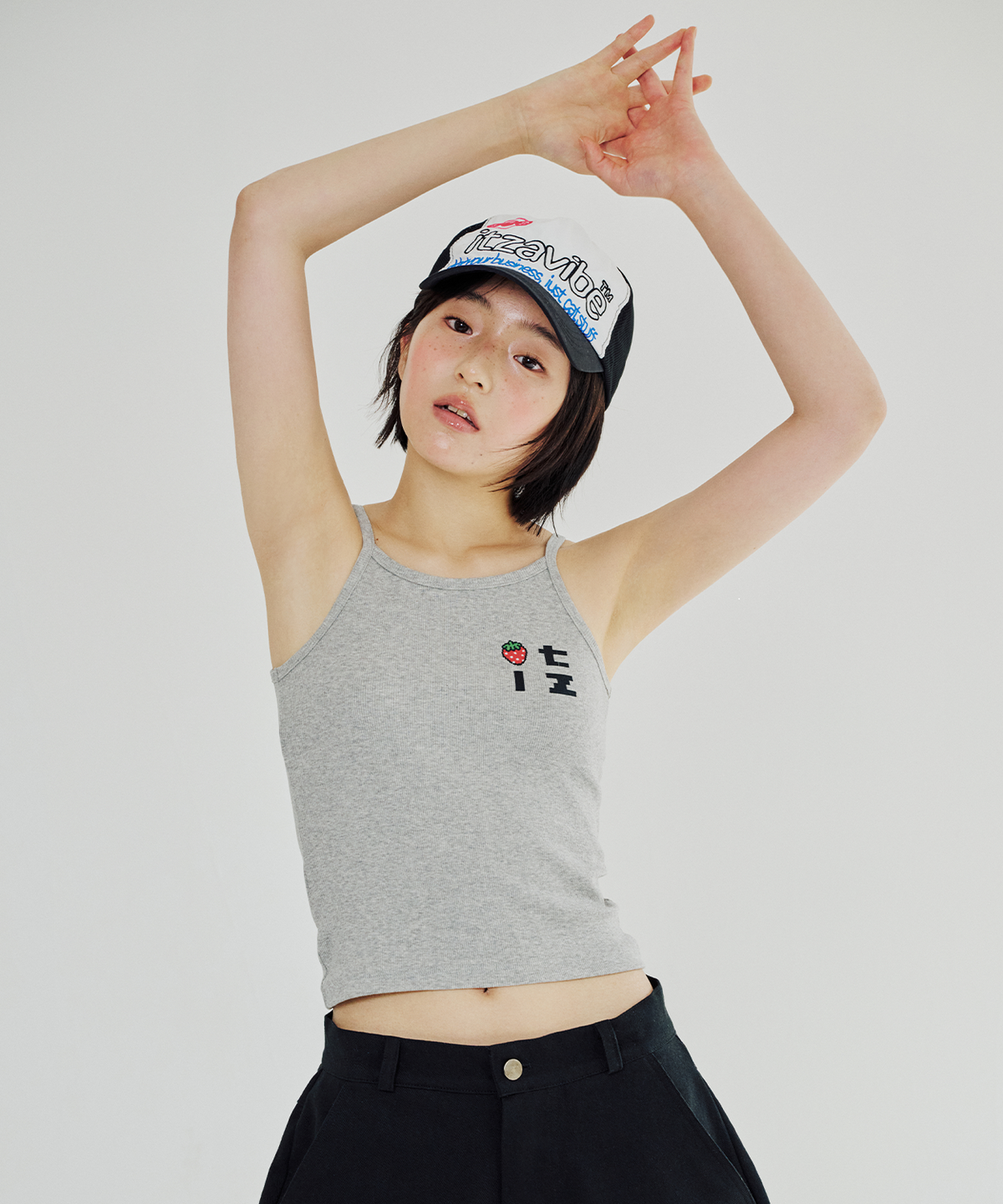 잇자바이브(ITZAVIBE) PIXEL ITZ STRAWBERRY SLEEVELESS