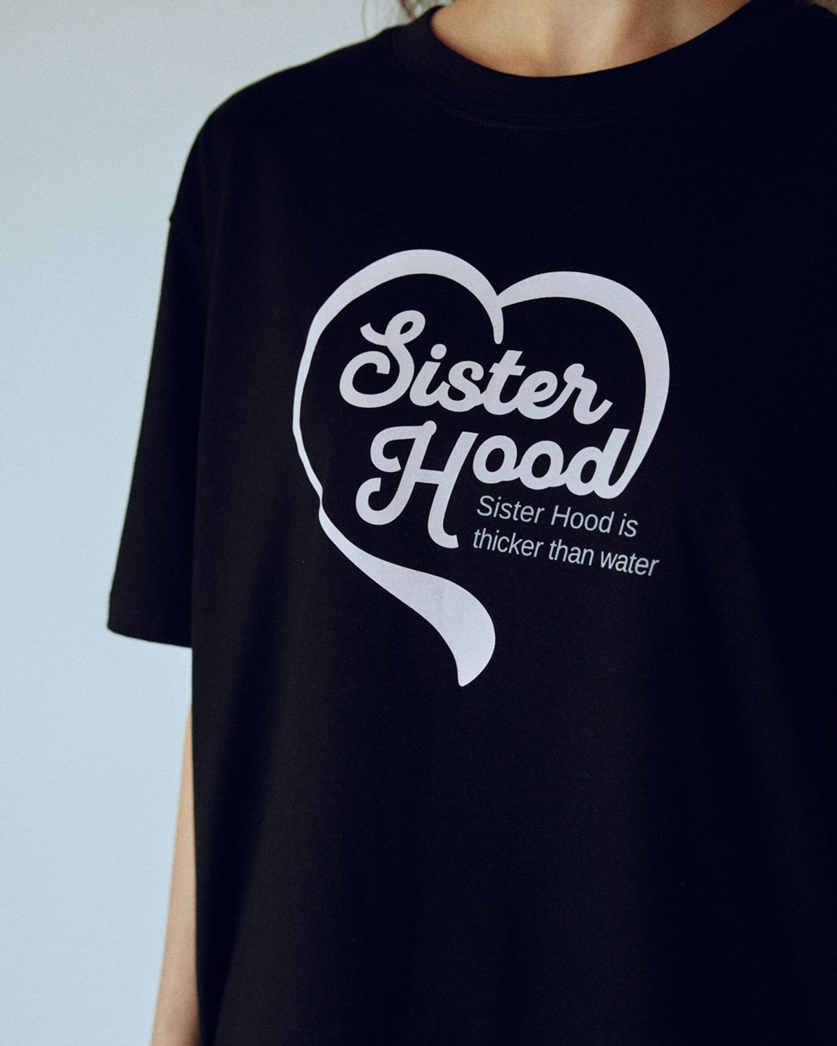 시스터후드(SISTERHOOD) 하트 오버핏 티셔츠 - 블랙