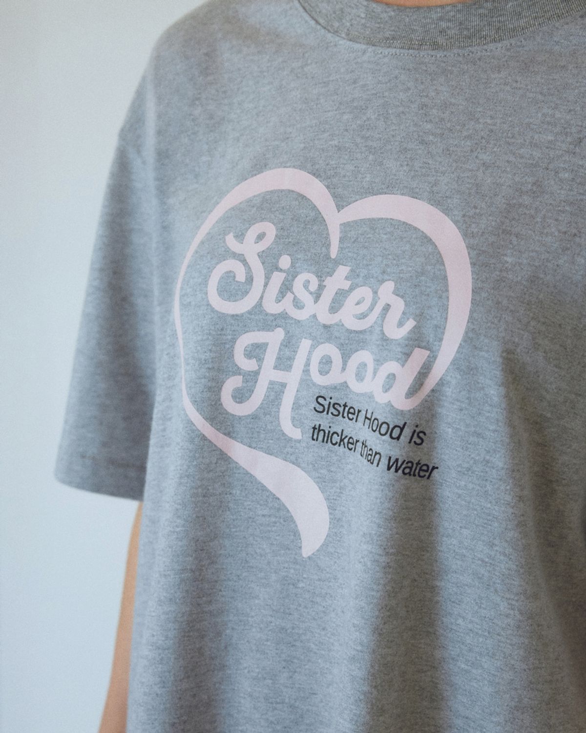 시스터후드(SISTERHOOD) 하트 오버핏 티셔츠 - 그레이