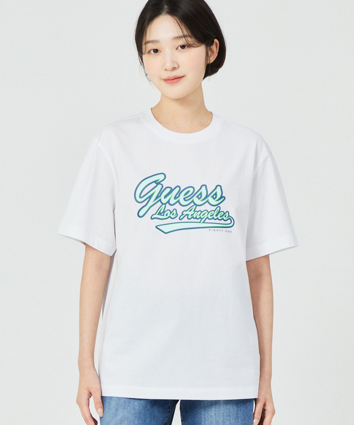 게스(GUESS) 2color 유니 세미오버핏 중앙 게스 로고 반팔티 NP2KE408