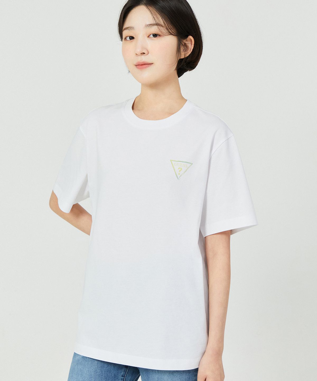 게스(GUESS) 2color 유니 세미오버핏 등판 삼각 로고 반팔티 NP2KE410