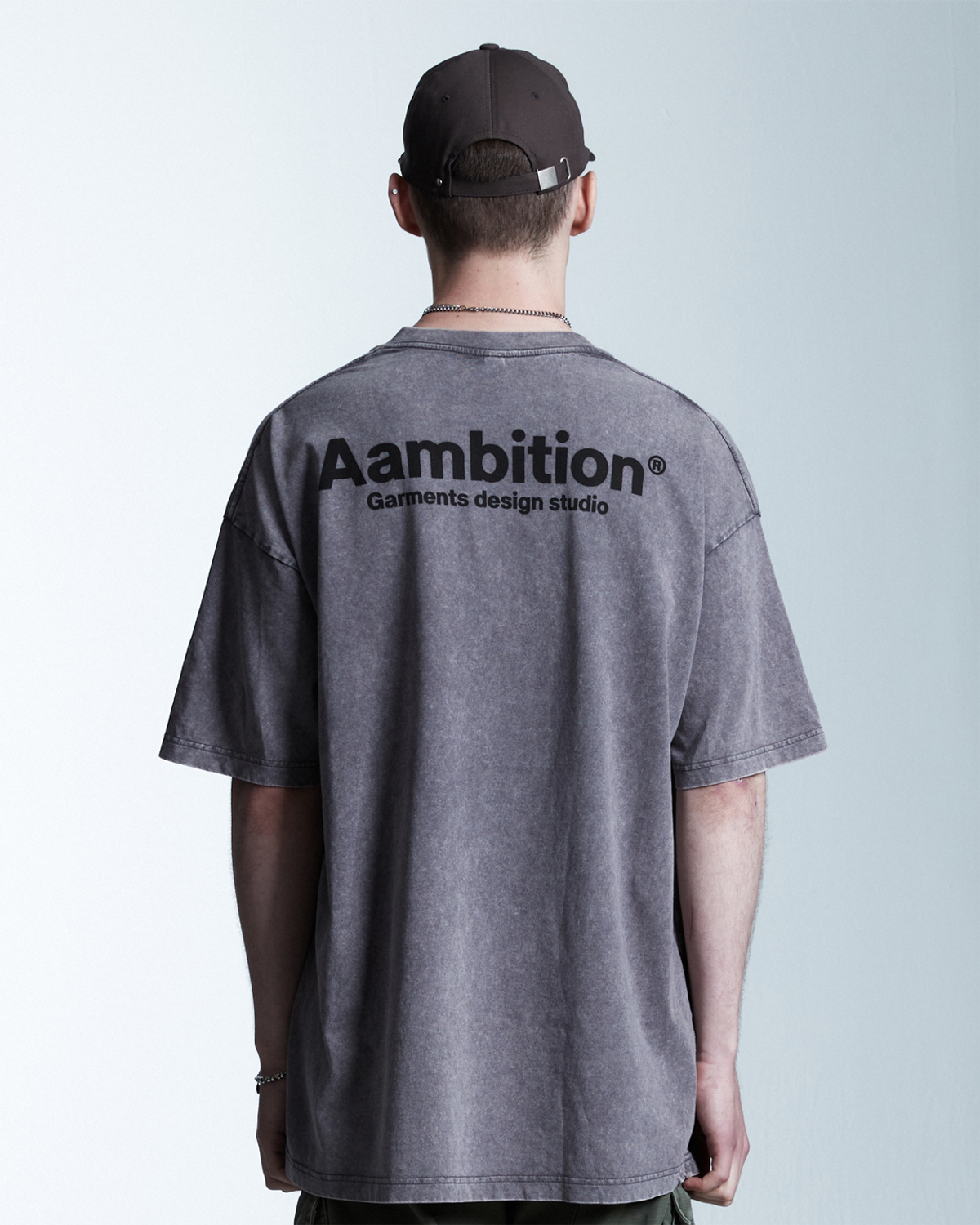 어앰비션(AAMBITION) 스튜디오 로고 티셔츠 (차콜)