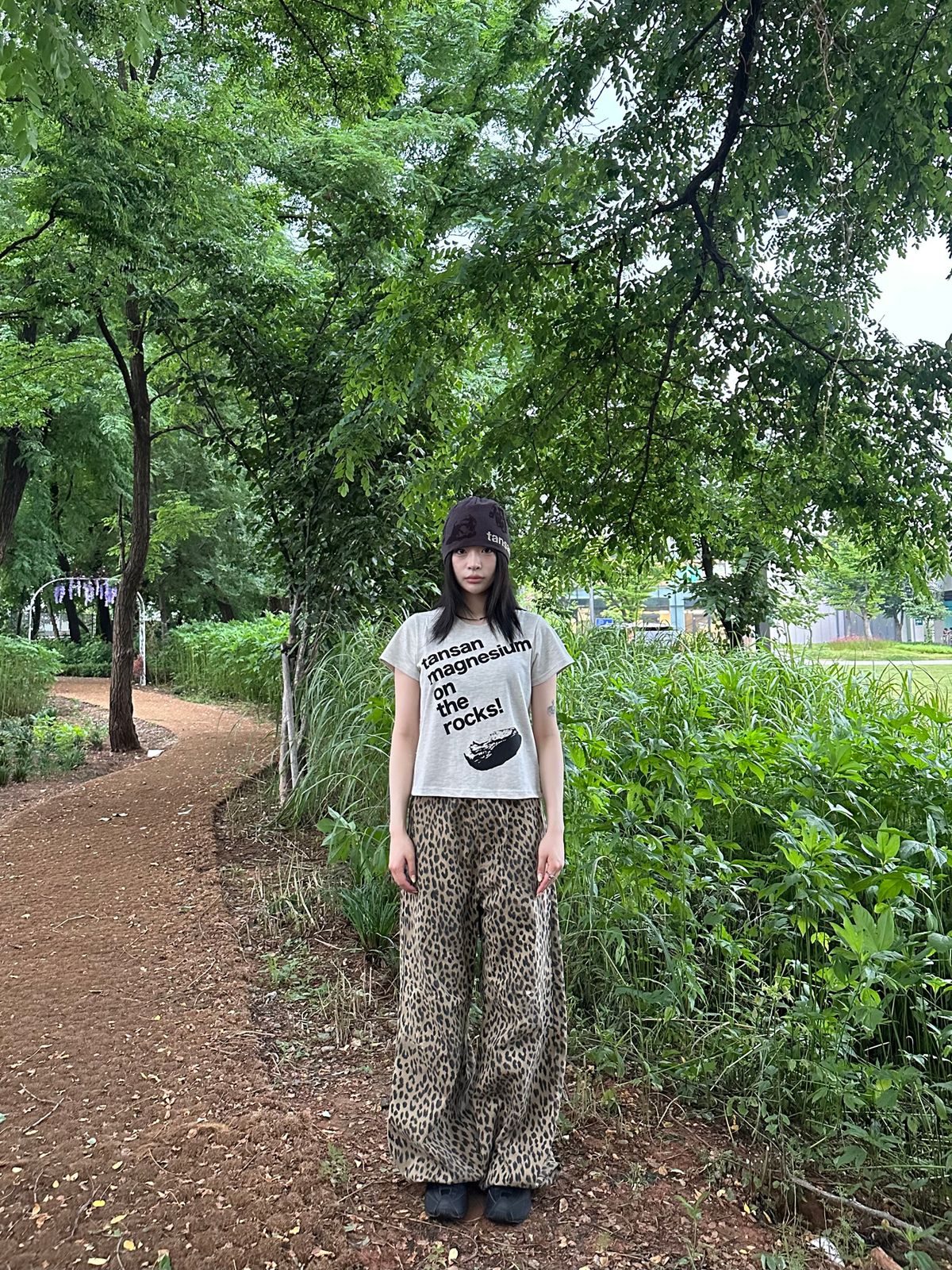 탄산마그네슘(TANSANMAGNESIUM) 자카드 핸드 그립 비니 (차콜)