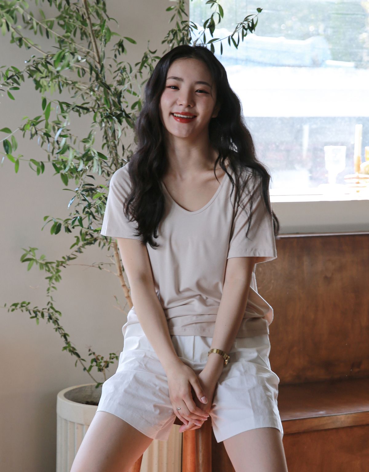 아이엠클레어(IMCLAIRE) 루즈 라운드 모달 티셔츠 밀크티