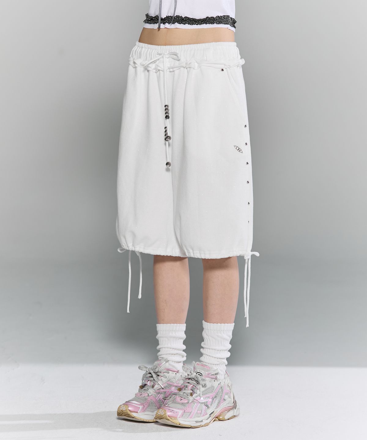 체리퀴리(CHERRYQUIRI) stud twinkle jogger bermuda pt - white